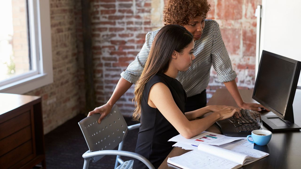 Archetypen und Personal Branding ein Mentor hilft jemanden seine Aufgaben zu bewältigen