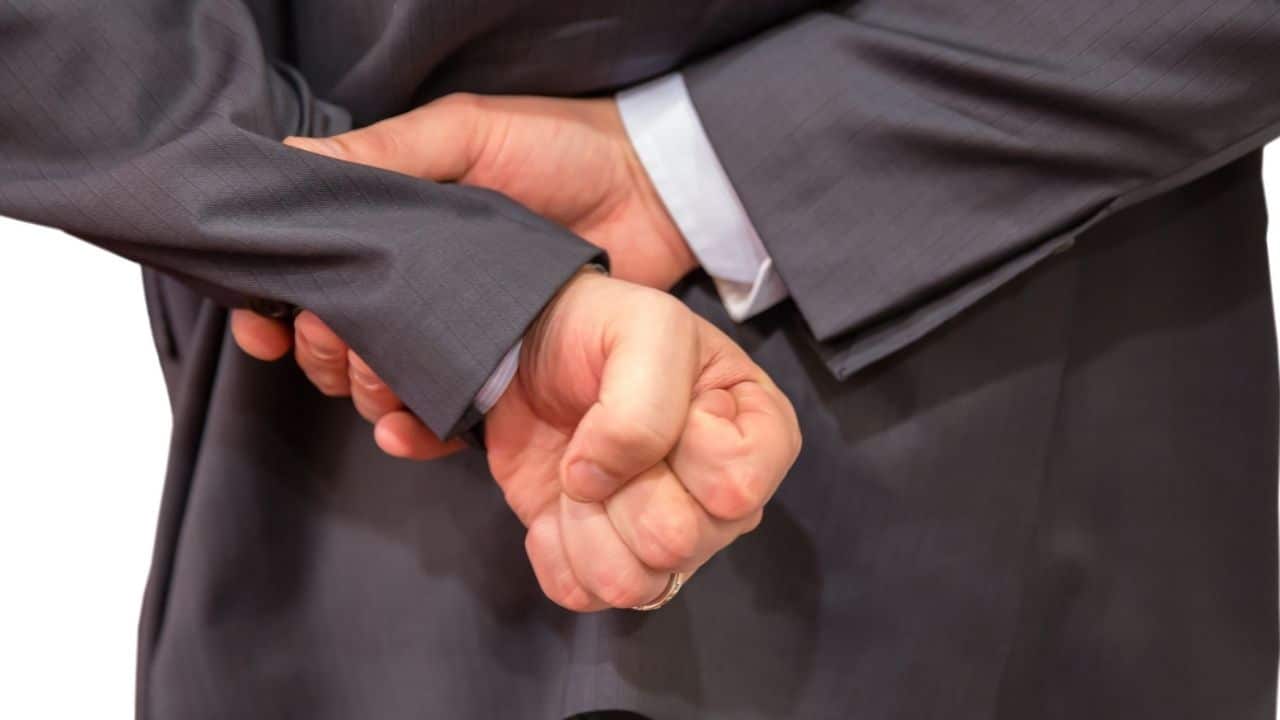 Unterdrückte Wut und Minderwertigkeitsgefühle - Eine Person ballt die Fäuste