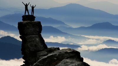 Selbstbestimmung Menschen am Berggipfel