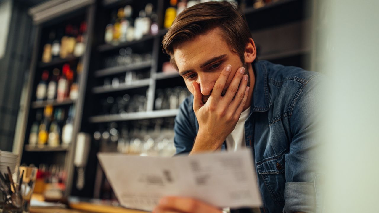 Existenzangst im Business - Person schaut sorgenvoll