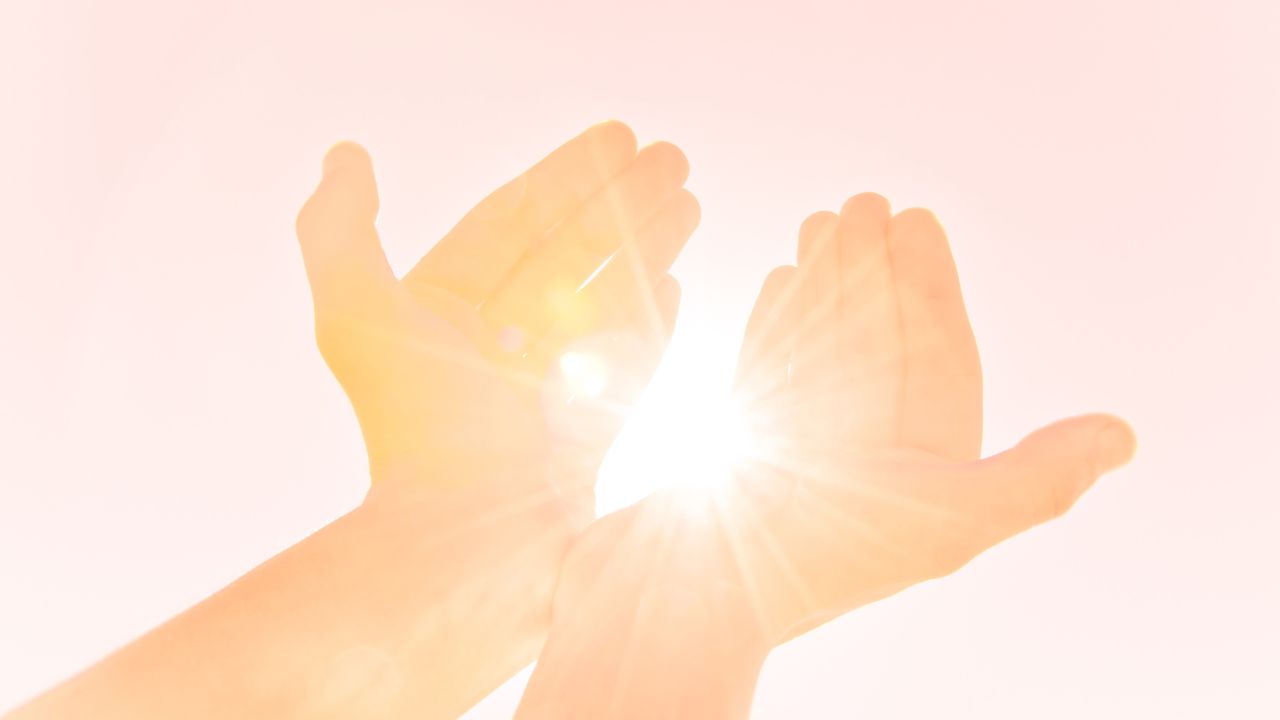 Seelenplan finden_Intuition_Hand mit Licht durchflutet