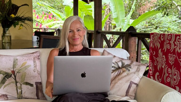 a woman sitting on a chair with a laptop-300 Anfragen für einen Artikel Doreen Ullrich beim bloggen
