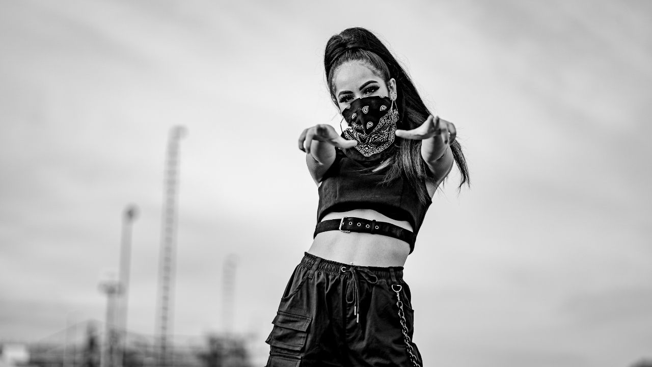 a woman wearing a bandana and a black shirt - Archetyp Rebell