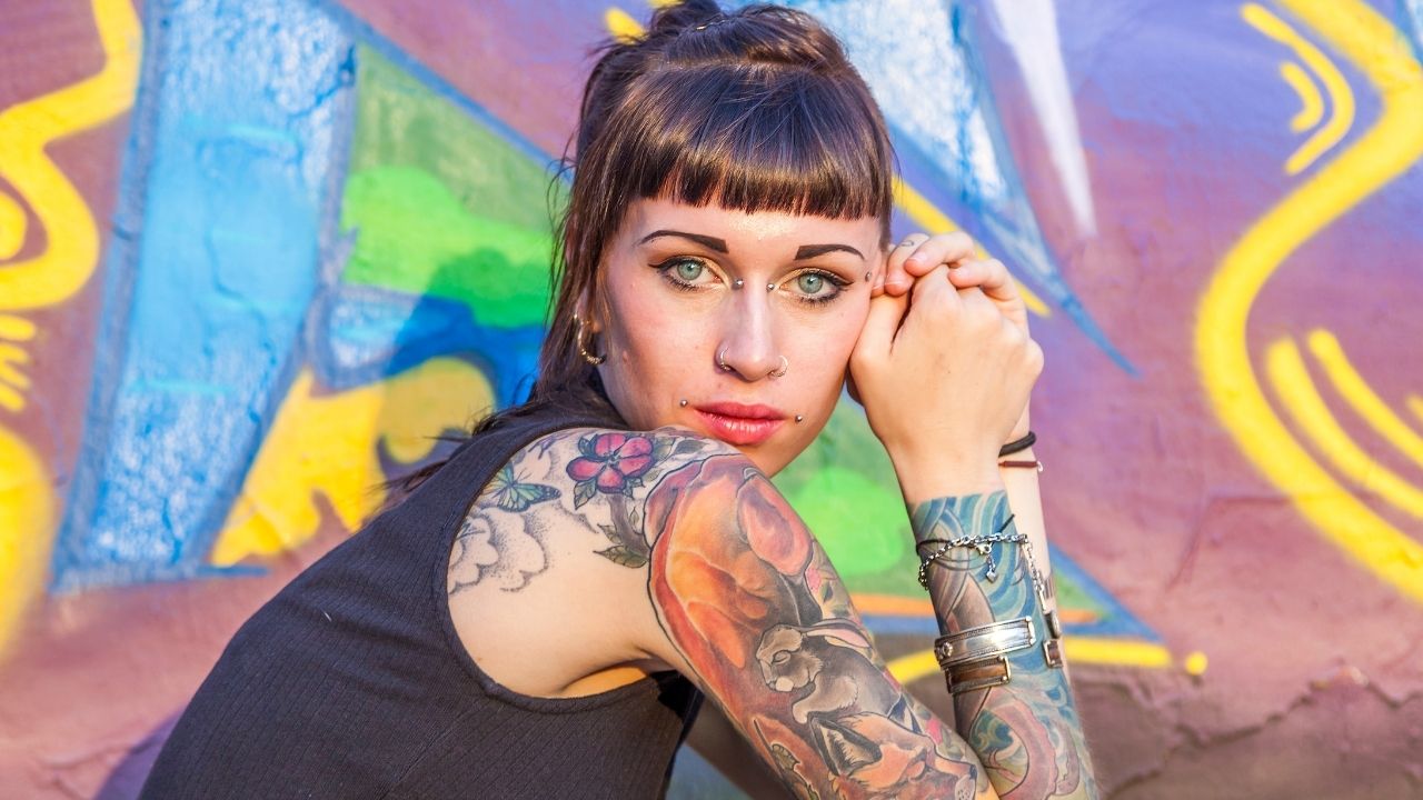 a woman with tattoos on her arm - Innerer Rebell