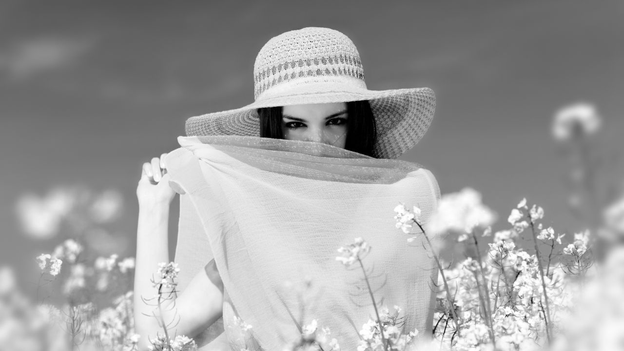 a woman in a hat and scarf-Archetypen Marketing der Unschuldige Archetyp