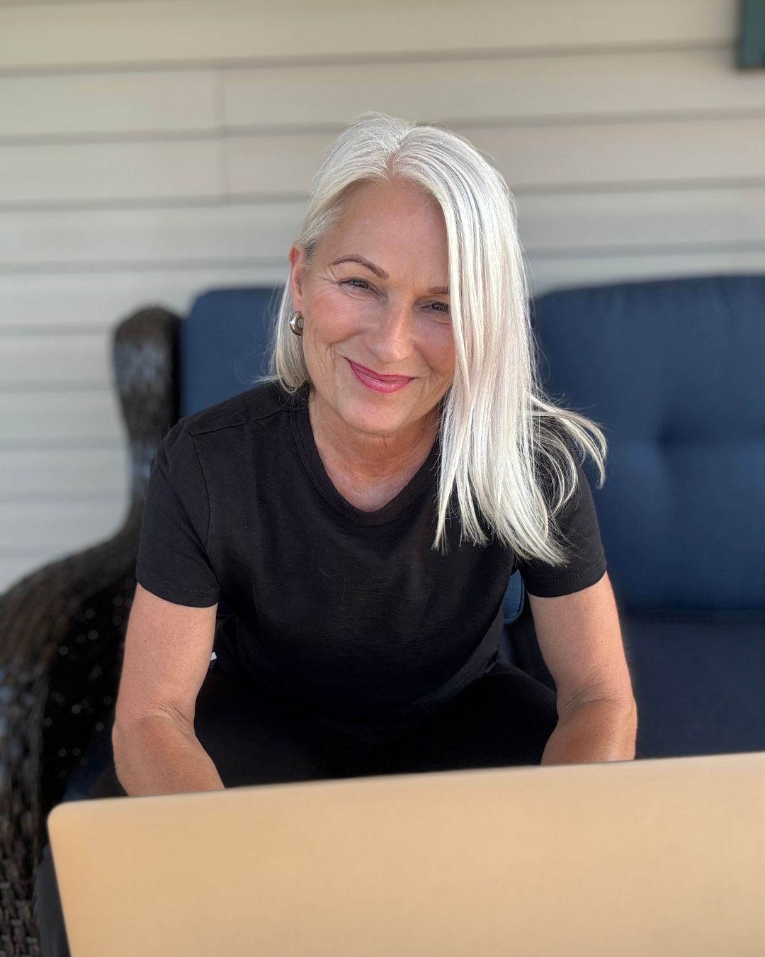 Doreen Ullrich mit Laptop Markenstrategie