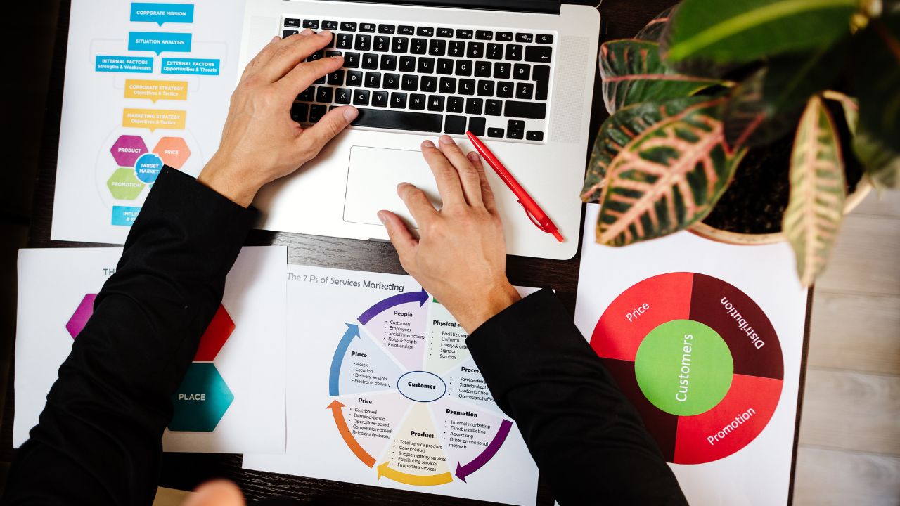a person typing on a laptop-Marktanalyse Online Coaching anbieten
