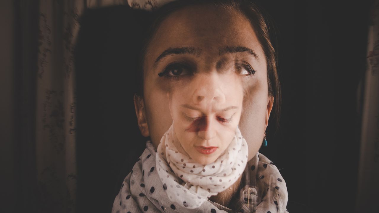 Frau mit Schal und das Gesicht ist geteilt - Der Schatten als Anteil des Selbst