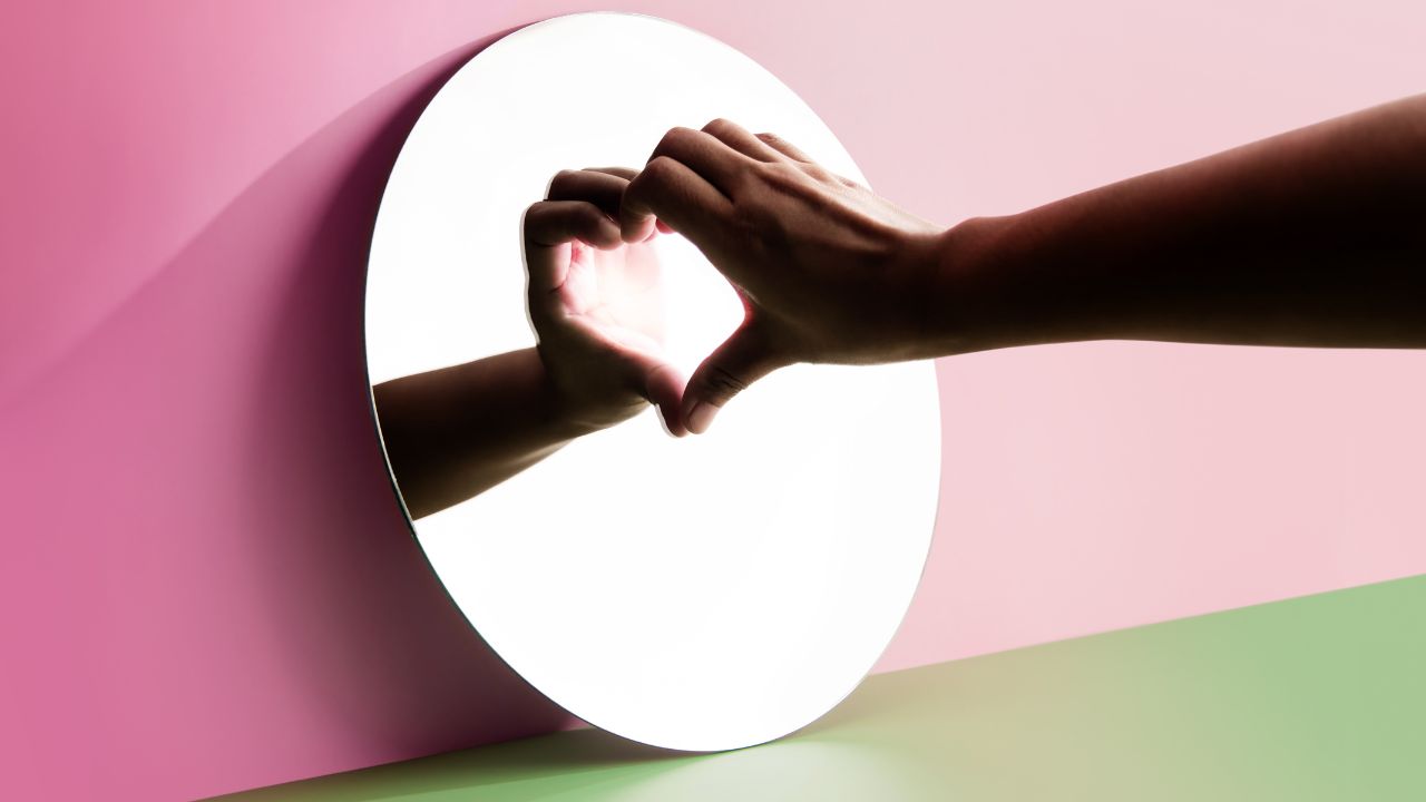 Der narzissitsche Archetyp Hand im Spiegel mit Herz