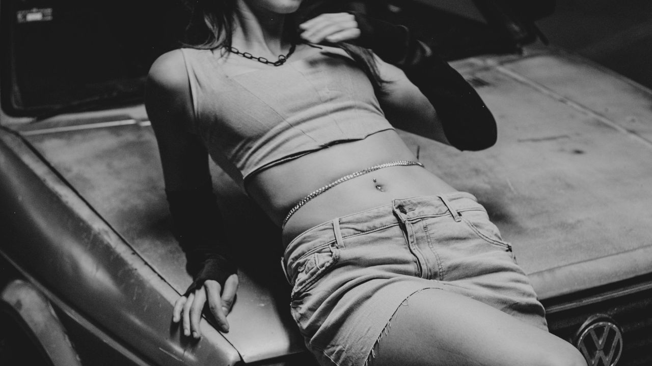 Frau posiert auf altem Auto. 6 7 Meme